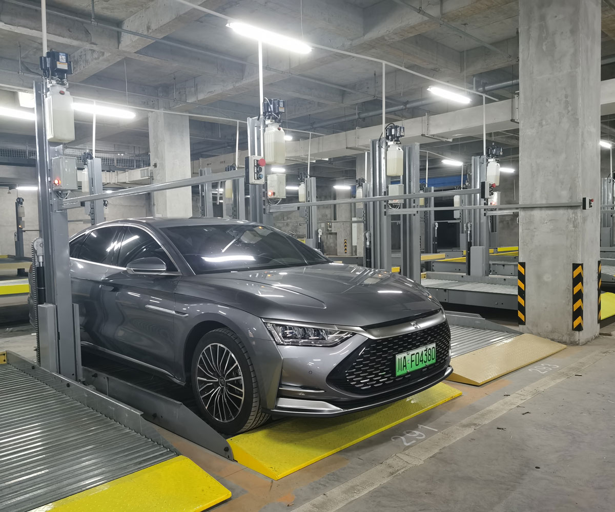 上下機(jī)械停車(chē)位維保.jpg